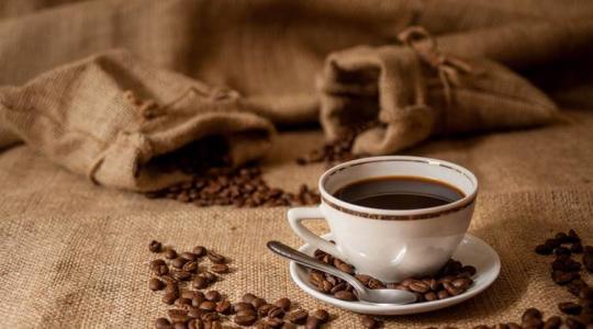 Kiderült, hogy a reggeli kávé élénkítő hatása nem feltétlenül a koffeinnek köszönhető Kiderült, hogy a reggeli kávé élénkítő hatása nem feltétlenül a koffeinnek köszönhető