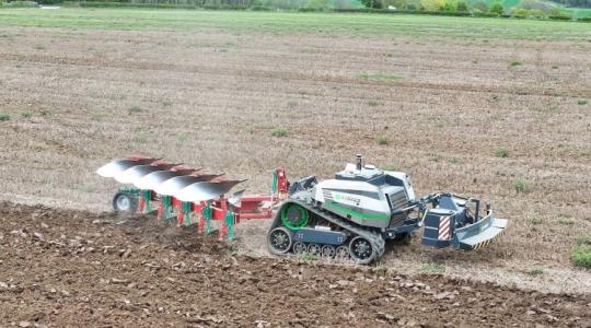 Ez az önjáró traktor 20,8 hektárt szántott 24 óra alatt – világrekord! +VIDEÓ